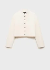 Chaqueta corta color crema con cuello mao y cierre frontal con botones joya.