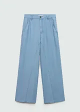 Pantalón celeste de lyocell, corte wide leg, tiro medio, con trabillas, bolsillos laterales y traseros.