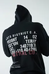 Campera marrón de felpa con capucha y cordón ajustable, lettering estampado en la espalda, bolsillo en la manga, puños y logo en grifa de goma.