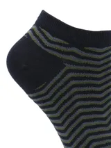 Calcetines tobilleros negros con diseño de líneas en zigzag color verde oliva y gris.