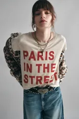 Remera color crudo de algodón con estampa central con foil con la frase "Paris in the street".