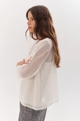 Sweater de punto calado color camel, con escote en V y mangas largas.