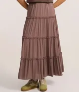 Pollera larga blanca de viscosa con textura plisada y volados horizontales en capas.