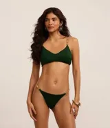 Top de bikini verde oscuro, estilo remera, confeccionado en microfibra texturizada. Cuenta con breteles elásticos ajustables adornados con bambú natural y copas removibles.