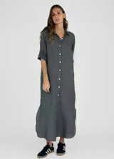 Vestido camisero largo color beige, con cuello clásico, abotonadura frontal completa, mangas 3/4 con trabilla y aberturas laterales.