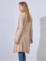 Cardigan largo de tejido elastizado color beige, con bolsillos aplicados en la parte delantera.