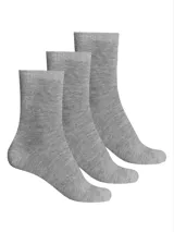 Kit de tres pares de medias grises de caño medio, confeccionadas en algodón.