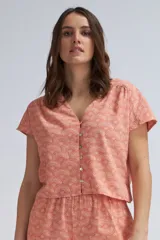 Blusa salmón con estampado de abanicos en color crudo, escote en V y cierre frontal con botones.