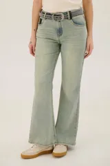 Pantalón de jean azul de corte acampanado, con bolsillos delanteros y traseros, y detalle de cuero sintético en la cintura.