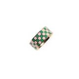 Anillo dorado de acero quirúrgico con diseño cuadriculado verde y rosa.