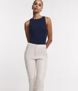 Pantalón legging de material sintético color gris topo, con cintura alta abotonada.