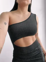 Body de una sola manga, con corte lateral y diseño ajustado.