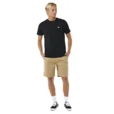 Remera negra de manga corta con logo bordado en el pecho.