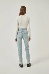 Pantalón de jean celeste de corte recto y tiro medio.