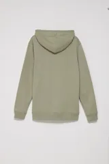 Hoodie deportivo verde con capucha y cordón ajustable.