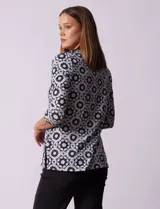 Blusa de algodón estampado, marca Ruby Rd. Escote en V cruzado y mangas ¾.
