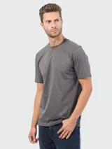 Remera de manga corta color beige con logo de la marca bordado en el pecho.