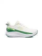 Championes deportivos Umbro modelo Storm, color blanco con detalles en verde vibrante. Presentan una capellada de malla transpirable, franjas laterales con el logo Umbro y una suela gruesa de amortiguación blanca con detalles verdes en la parte inferior.