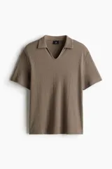 Remera marrón de punto texturizado de mezcla de algodón con cuello y miniabertura en V. Corte estándar.