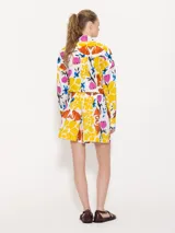 Short estampado con flores y cisnes, de corte recto.