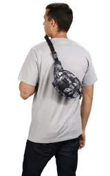 Riñonera JanSport Fifth Avenue negra con estampado de rayos blancos.