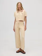 Chomba corta color rojo, con cuello camisero con rayas celestes y negras, logo bordado en el pecho y mangas cortas.