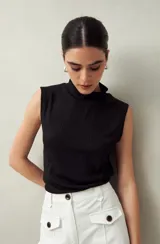 Top negro sin mangas de cuello alto tipo polera.