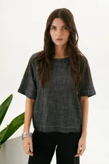 Blusa color crudo de lino con cuello redondo y mangas cortas.