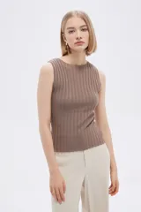 Musculosa marrón de acrílico con cuello a la base y corte ajustado al cuerpo.
