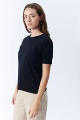 Remera negra de corte recto y mangas cortas con puño.