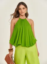 Blusa verde con cuello halter y corte holgado.