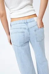 Pantalón de jean gris oscuro, de corte recto y tiro bajo.