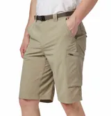 Short cargo color beige con cinturón marrón, de corte clásico y largo hasta la rodilla. Cuenta con bolsillos laterales, traseros y cargo con cierre de velcro. Confeccionado en tejido ultraabsorbente con protección solar UPF 50.