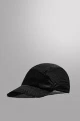 Gorra negra de cinco paneles confeccionada en tejido técnico perforado, con visera curva y ajuste elástico en la parte posterior.