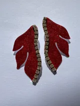 Aro dorado con forma de hoja y detalle de strass.