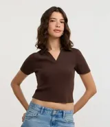 Blusa de punto acanalado (rib) color marrón oscuro, con cuello polo, escote en V y manga corta.