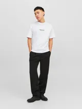 Camiseta blanca de manga corta y cuello redondo con estampado pequeño en el pecho.