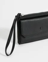 Billetera tipo sobre color negro de cuerina con cierre superior y bolsillo frontal con broche y botón.