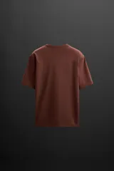 Camiseta color ladrillo de corte relaxed fit, cuello redondo y manga corta.