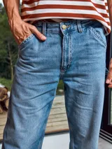 Pantalón de jean celeste, de tiro alto y corte holgado.