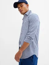 Camisa de manga larga con diseño de cuadros, cuello abotonado y bolsillo en el pecho, confeccionada en suave tejido poplin.