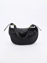 Cartera negra de diseño elegante con cierre dorado y asa corta.
