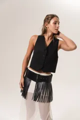 Chaleco corto color beige con escote en V y cierre frontal con botones.