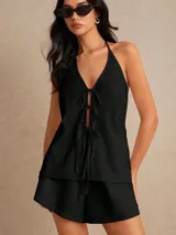 Conjunto de short y top negro con tirantes finos que se atan al cuello y en la espalda.