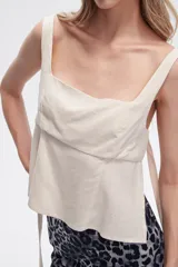Musculosa color crudo de bretel ancho, corte al cuerpo y escote cuadrado.
