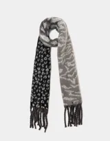 Bufanda tejida con combinación de estampados animal print en tonos grises y negros, con terminación de flecos.