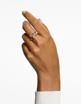 Conjunto de dos anillos Swarovski color dorado con cristales blancos redondos engarzados.