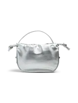 Bolso plateado tipo bombonera con asa corta y cierre con cordones ajustables.