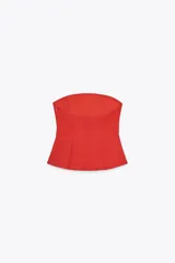 Top rojo de escote recto y hombros descubiertos, con corte peplum y cierre lateral con cremallera oculta.