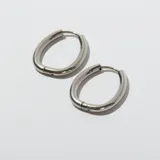 Par de aros tipo argolla ovalados de acero plateado con cierre a presión.